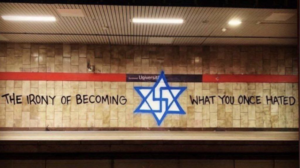 "La ironía de transformarse, en lo que un día odiaste"

(En una estación del metro, Alemania)