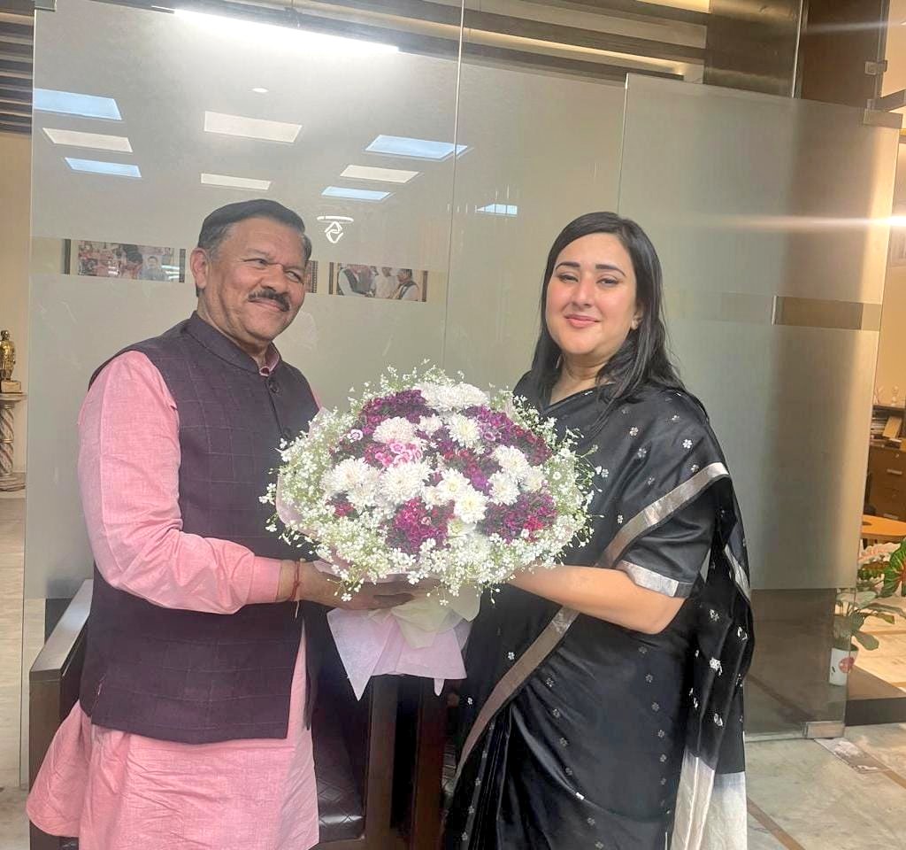 BansuriSwaraj's tweet photo. आज भाजपा के पूर्व राष्ट्रीय उपाध्यक्ष एवं दिल्ली के वरिष्ठ नेता माननीय श्री @ShyamSJaju जी से मिलकर उनका आशीर्वाद एवं मार्गदर्शन प्राप्त किया।

इस मौके पर उनकी धर्मपत्नी जी एवं स्थानीय वरिष्ठ जन भी उपस्थित रहे।

#ModiJiKaParivaar 
#AbkiBaar400Paar 
@BJP4India @BJP4Delhi https://t.co/lqaOx7qEfq