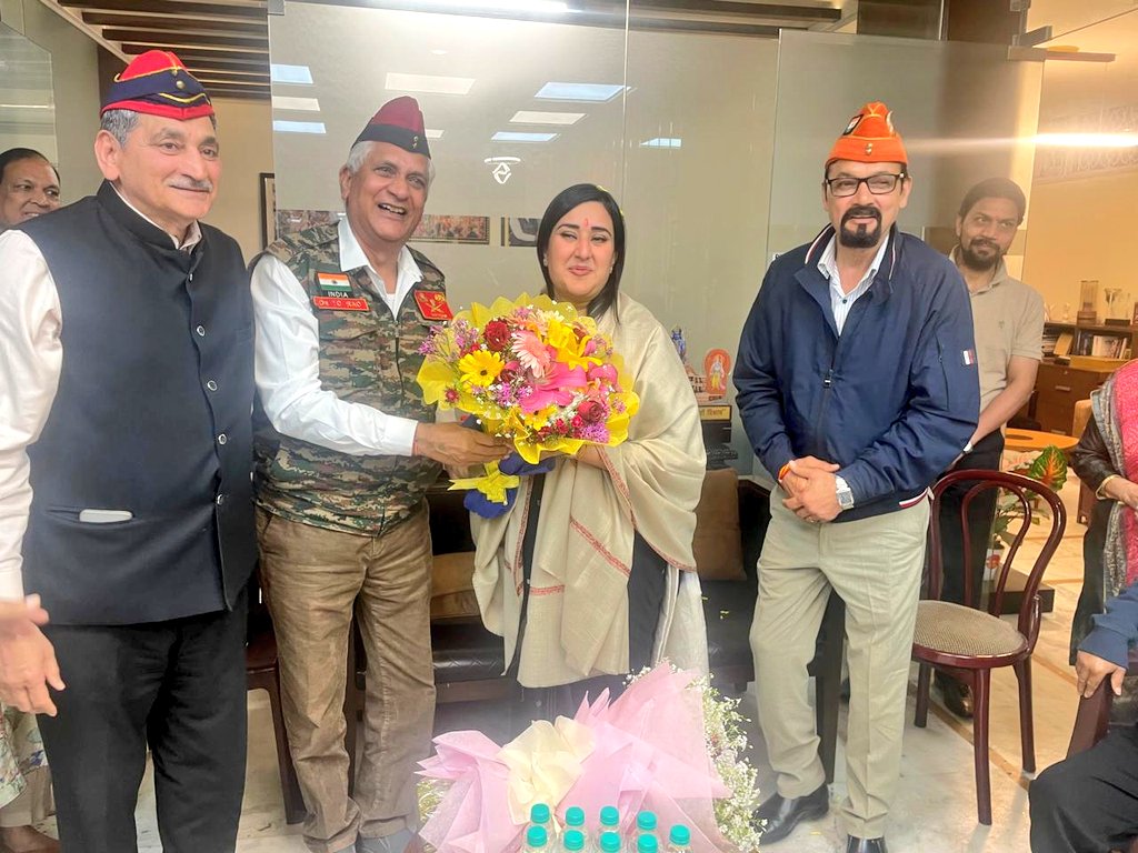 BansuriSwaraj's tweet photo. आज भाजपा के पूर्व राष्ट्रीय उपाध्यक्ष एवं दिल्ली के वरिष्ठ नेता माननीय श्री @ShyamSJaju जी से मिलकर उनका आशीर्वाद एवं मार्गदर्शन प्राप्त किया।

इस मौके पर उनकी धर्मपत्नी जी एवं स्थानीय वरिष्ठ जन भी उपस्थित रहे।

#ModiJiKaParivaar 
#AbkiBaar400Paar 
@BJP4India @BJP4Delhi https://t.co/lqaOx7qEfq