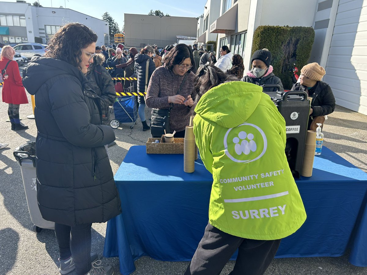 Huge line today @SurreyFoodBank many folks enjoying C1st Unit’s “Coffee with the Community”. @PreventCrimes is now partnering with SPS to help serve coffee and tea. A great day for community engagement. #SPS #C1stunit #copwhocares ☕️