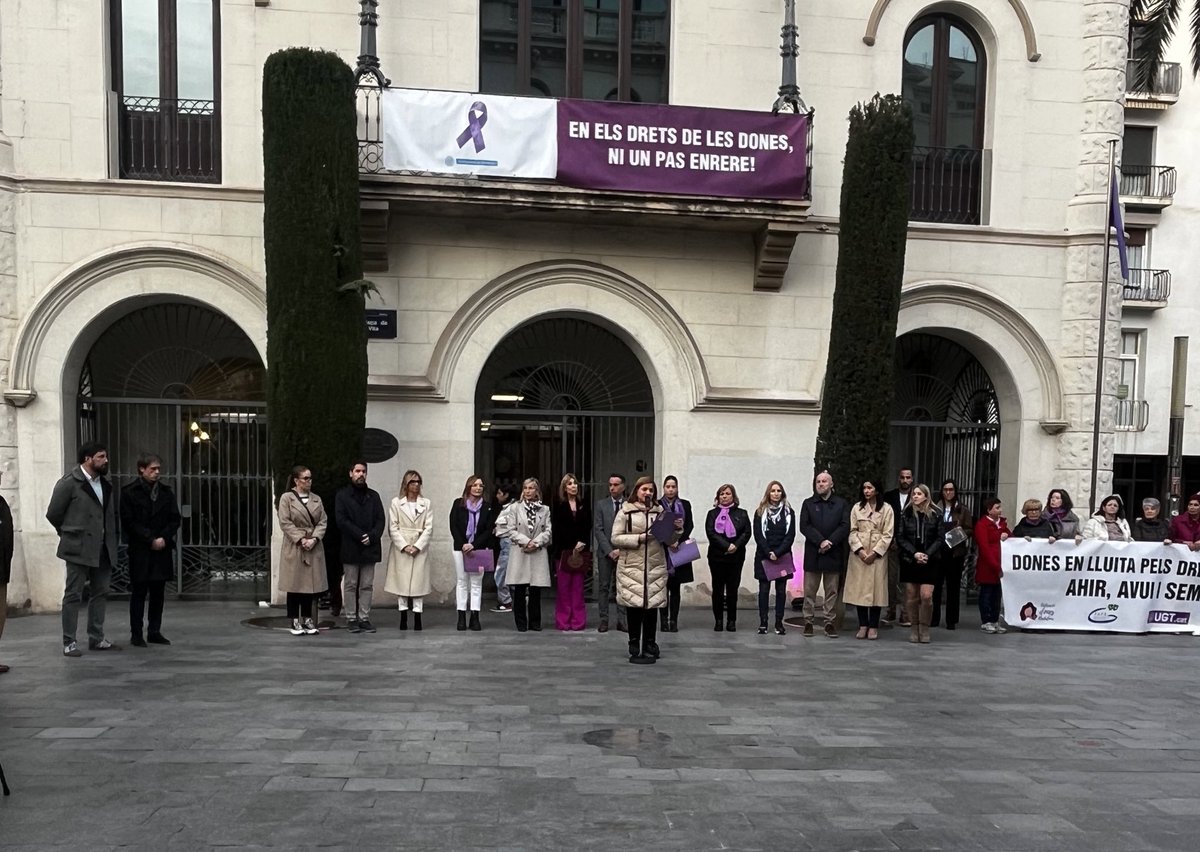 Celebrem a #Badalona l’acte institucional amb motiu del #8M #DiaDeLaDona. Ara més que mai hem de treballar per incorporar la perspectiva feminista en les polítiques municipals i treballar per una igualtat real en els nostres barris. 💜💪