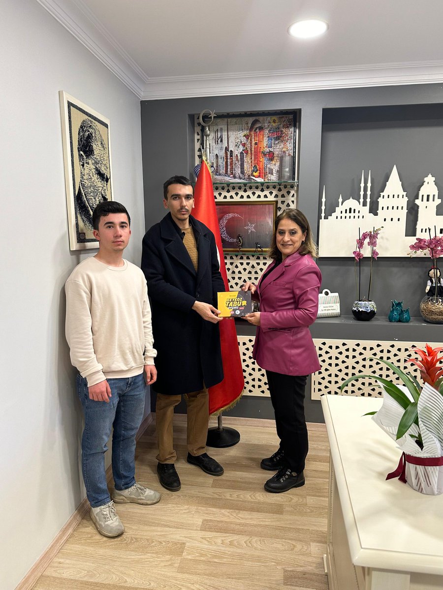 İlçe Milli Eğitim Müdüremiz Sayın Sevcenur Özcan Hanım Efendi'ye Beykoz Tabu oyunumuzu takdim ettik. İlçe öğrenci meclisimiz ve liselerimiz ile yapılabilecek projeler hakkında fikir alışverişinde bulunduk. Bizlere göstermiş oldukları ilgi ve alakaları için çok teşekkür ederiz.