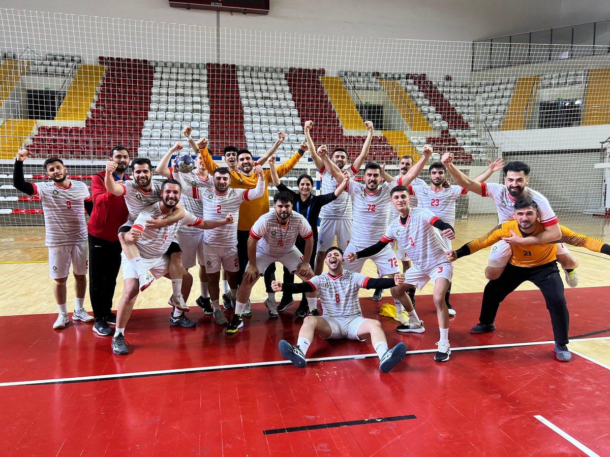 diyarbakirbld's tweet photo. Namağlup Finaldeyiz 💪 🤾‍♀️🏅

Hentbol Erkek Takımımız,

1.Lig Play-Off müsabakalarının ikinci maçından da galip ayrılarak finale yükseldi. 🏆 

Sporcularımızı gönülden kutlar, final maçında başarılar dileriz. 👏

#BaşımGözümÜstüne #Diyarbakır https://t.co/s1OyGpe6n3