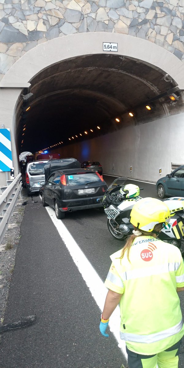 112canarias's tweet photo. #SUC traslada al hospital a dos heridos tras un accidente de tráfico registrado en TF-1, en el túnel de Güímar #Tenerife 

➡️Uno de ellos liberado por @BomberosTf. Intervienen @guardiacivil y @carreterasTF 

https://t.co/newIWuSH57 https://t.co/WauLzrXoK6