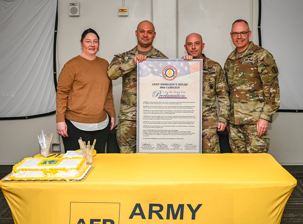 Earlier this week, @CG_CIMT and @CSM_CIMT signed the Army Emergency Relief proclamation to officially kick off the @JBLEnews Army Emergency Relief campaign! @aerhq