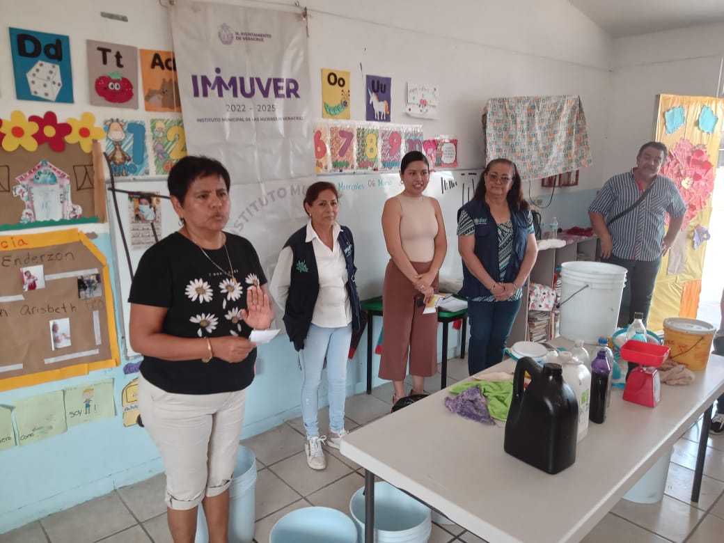 immuver02's tweet photo. Con el objetivo de ayudar a las mujeres con su empoderamiento económico seguimos con el “Taller Elaboración de Productos de Limpieza” 📷📷📷📷
Centro de Atención Múltiple No. 46.📷
¡Gracias a todas las personas que participaron! https://t.co/VJ4Cwl9J3o
