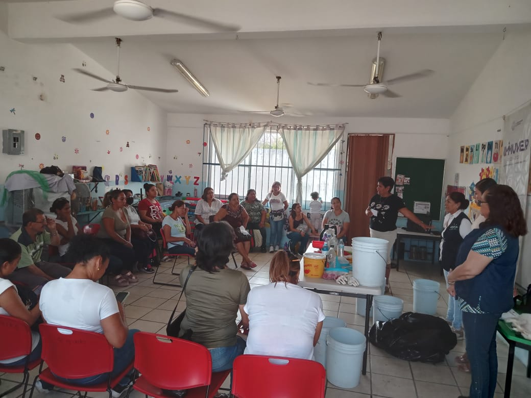 immuver02's tweet photo. Con el objetivo de ayudar a las mujeres con su empoderamiento económico seguimos con el “Taller Elaboración de Productos de Limpieza” 📷📷📷📷
Centro de Atención Múltiple No. 46.📷
¡Gracias a todas las personas que participaron! https://t.co/VJ4Cwl9J3o