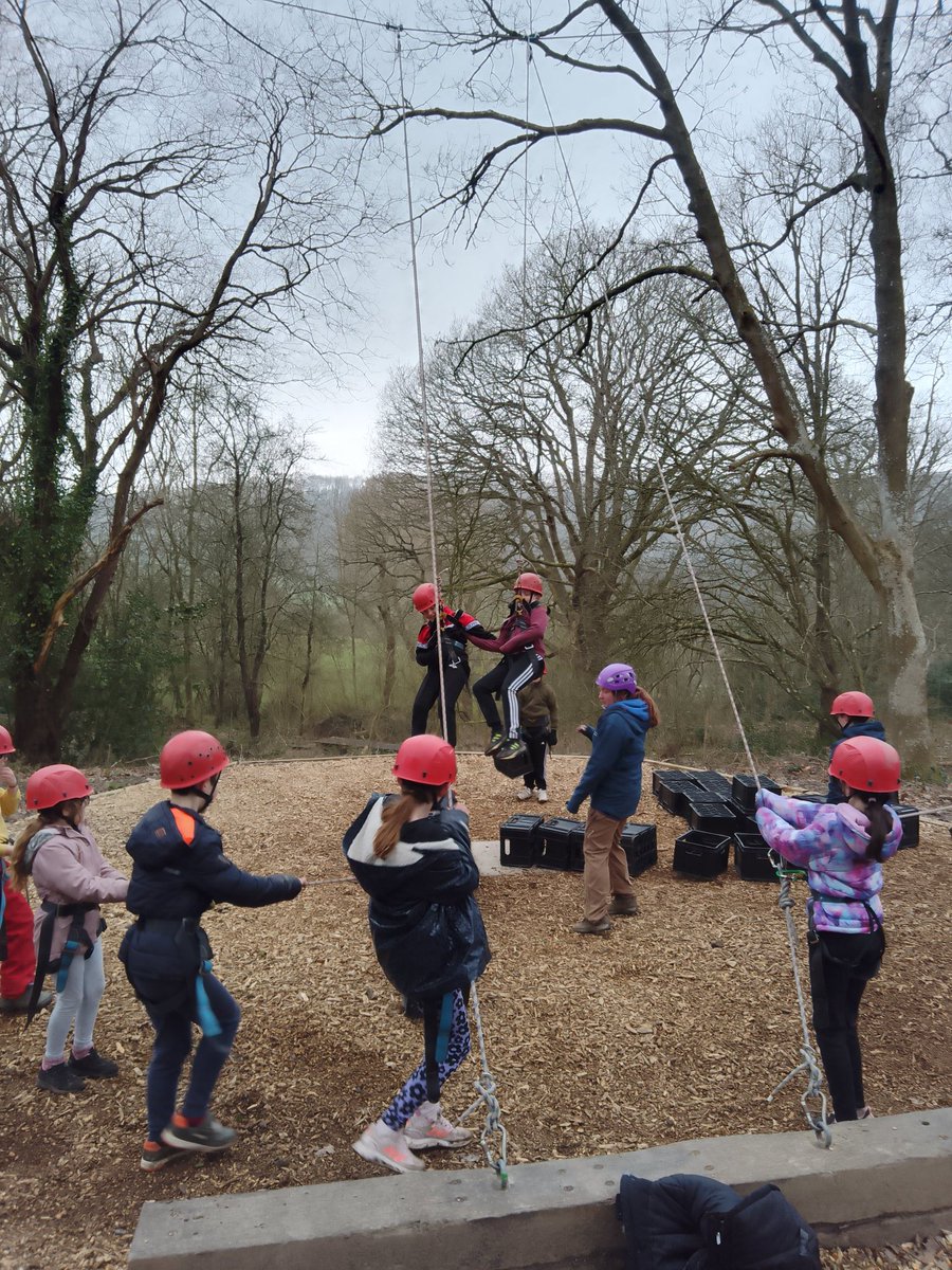 SomersParkReads's tweet photo. Great team work year 4 during crate stacking this morning @SomersPark4EM @SomersPark4MF @SPMVCedar https://t.co/ZqrDuQHkvn