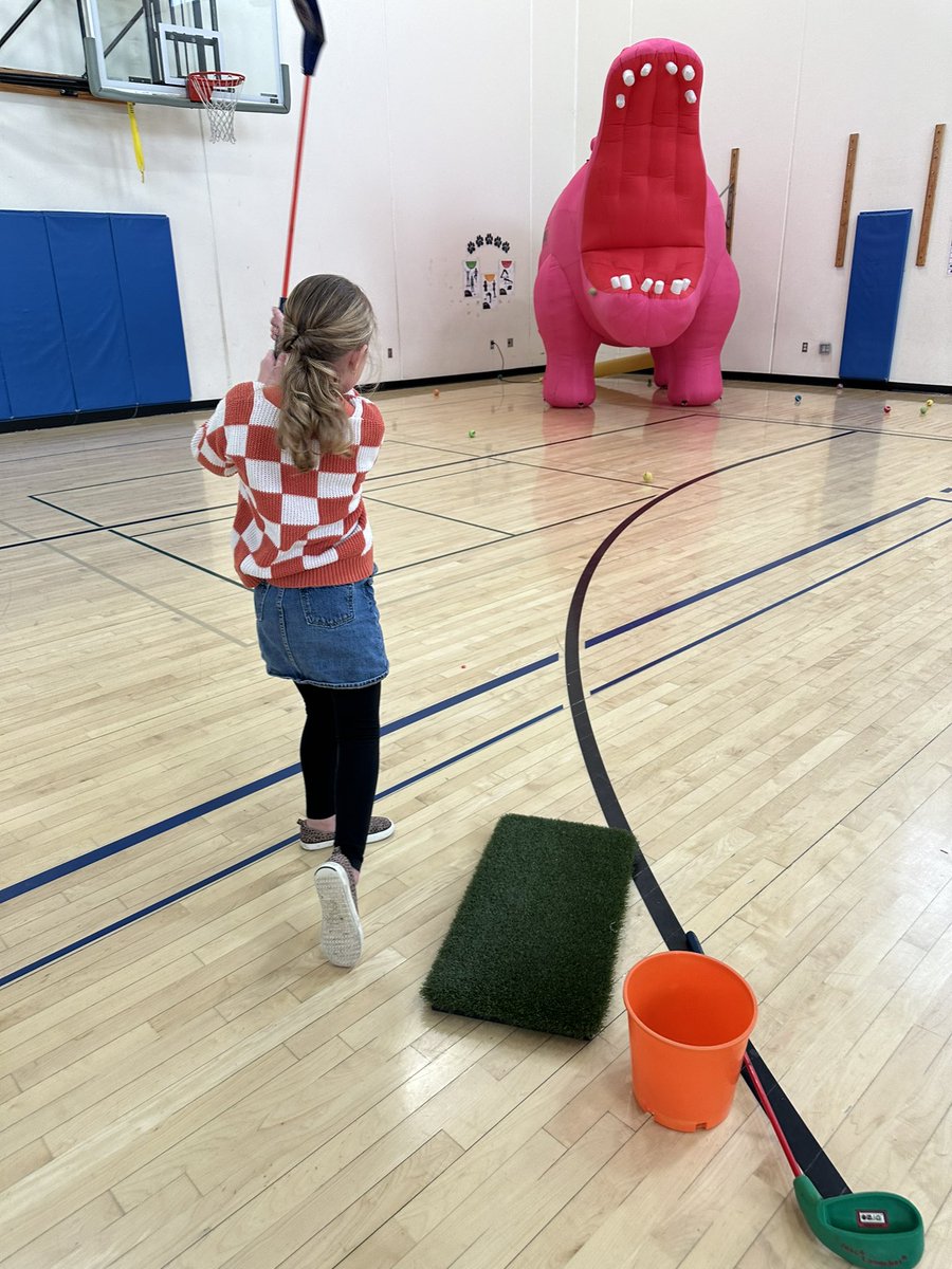 advocate4physed's tweet photo. Thanks to Eric Larson @PGA professional for providing golf instruction in #physed.  Maybe we have the next @McIlroyRory @NellyKorda @TigerWoods @ANNIKA59 @PGATOUR @LPGA https://t.co/rUGNKD1kIr