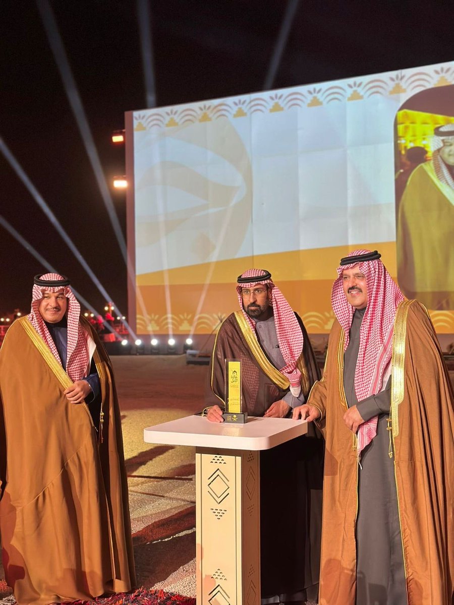 تم تكريم أبناء / عليان الطهيمي الحربي (رحمه الله) 
من صاحب السمو الملكي الامير / عبدالعزيز بن سعد أمير منطقة #حائل
والشيخ / فهد بن فلاح بن حثلين 
رئيس مجلس إدارة #نادي_الإبل في الحفل الختامي لمهرجان #جادة_الإبل_حائل
#عام_الإبل_2024    
<a href="/CamelClub/">نادي الإبل</a> 
نبارك لهم