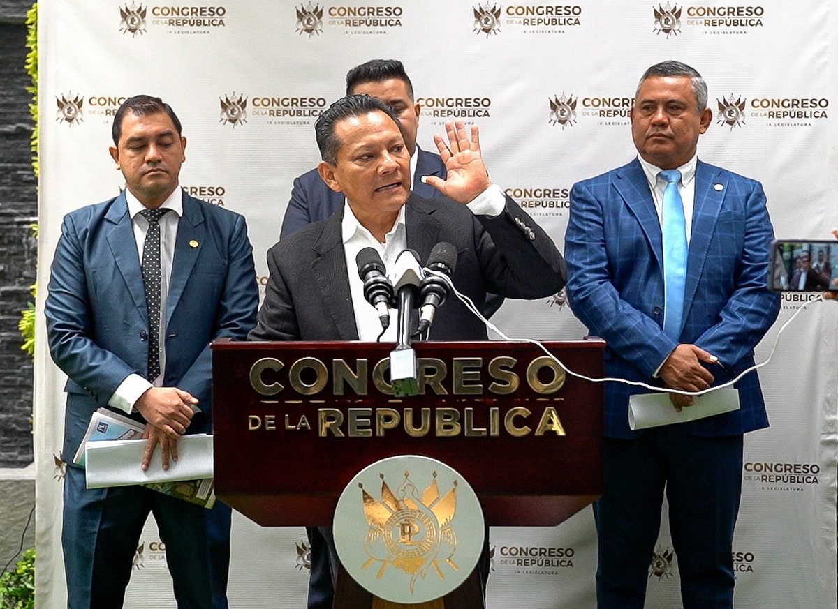 armandocastGT's tweet photo. #IMPORTANTE 
Ante la crisis de desabastecimientos que atraviesan los hospitales nacionales, y los escandalosos casos de corrupción. Hoy acompañé a diputados de la bancada VIVA en la presentación de la ley para implementar el módulo de compras de medicamentos.  Que permitirá transparencia, abastecimiento y auditoría  social.  
 La salud de los guatemaltecos no puede esperar más!!
#Salud #Hospital #Guatemala #ley #viral #Medicina