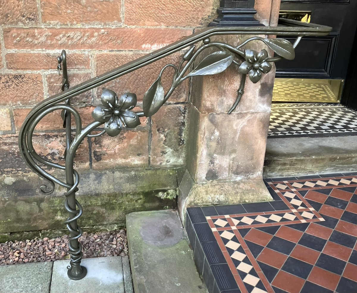 #ironworkthursday Little Handrail fitted yesterday which picked up on the floral theme of the buildings stained glass #madeinscotland #handrail #forged #Flowers