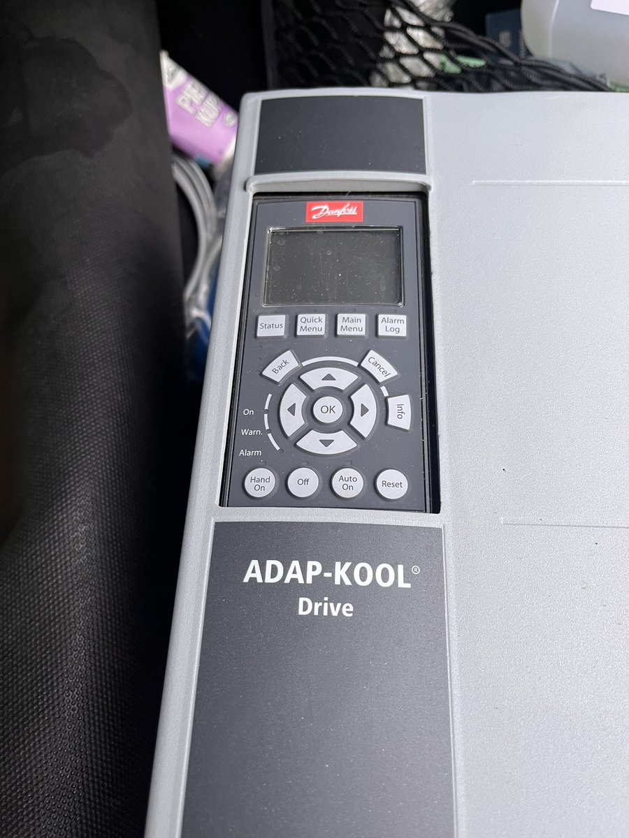 Ekihuuskonen's tweet image. Nyt edullisesti Danfoss AKD taajuusmuuttaja. 22kW. 
Vaikkapa liesituulettimen moottorille 😁

#danfoss #taajuusmuuttaja #automaatio