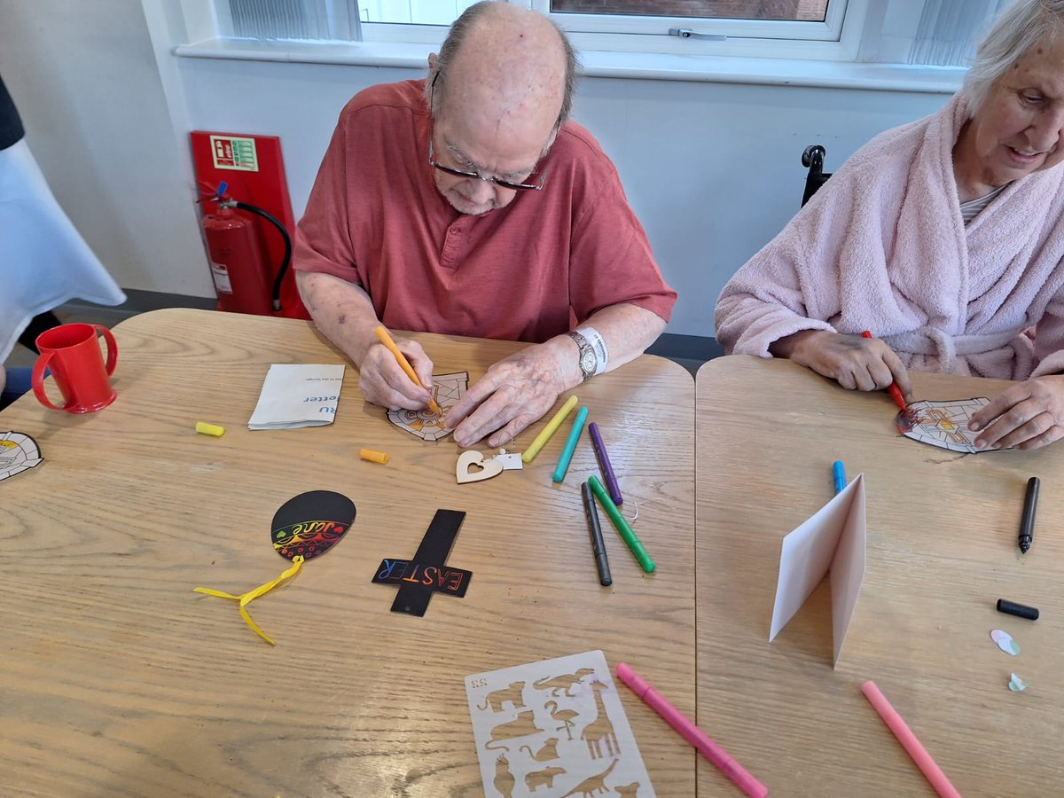 Melanie0985's tweet photo. @Rey10820147Jane joined us this morning for our monthly Art club.
Lots to do this morning combining Mothers day and Easter. We had car making, scratch art and stain glass window colouring! π¨π @JHRUwwlcommuni1 @WWLNHS @WWLPatientExp @k_mantron https://t.co/vnvpnfmZpc