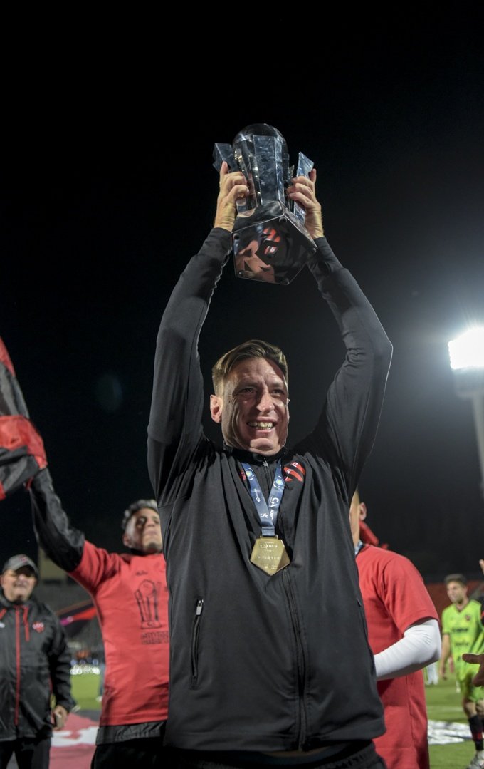 ClubPatronatoOf's tweet photo. Feliz cumpleaños al conductor del equipo que nos hizo bordar una estrella en la camiseta 👔⭐️

Eternamente gracias, Facundo Sava ❤️🖤 https://t.co/PkperpWOgO