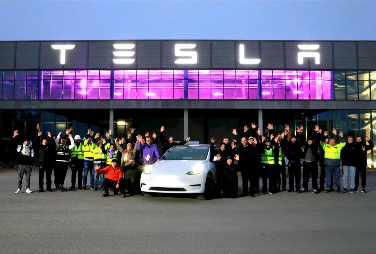 andre4fink's tweet photo. The Tesla Gigafactory Berlin-Brandenburg, together with its workforce, has decided today to make a statement tomorrow, Friday, March 8th, 2024, at 5:00 p.m. in the lobby of the Gigafactory. They want to show that they will not be interrupted in any way, but will continue and protest against this attack.

Therefore, Tesla calls on all employees and their families to gather for a two-hour assembly to protest against this terrorist attack. This is what the employees of the Tesla Gigafactory have requested. The employees are dismayed and saddened and therefore want to make a statement with this event.

In the evening, they are to take out their phones and, like at a concert, let their flashlights shine. This emotional moment will be captured with a drone and is intended to set a sign for peace, strength, and the future.

Everyone in the Berlin-Brandenburg region is invited to come to the Tesla Gigafactory Berlin-Brandenburg, and also anyone else who has the time to make a statement and stand behind Tesla and the employees.

It will be an important moment for Tesla and the employees. Make a statement with Tesla!

The motto of the Tesla Gigafactory Berlin-Brandenburg is: “WE ARE GIGA-4 THE FUTURE” and that’s what we all stand for!

@Gf4Tesla @AndrThie @teslaeurope @rohanspatel @elonmusk