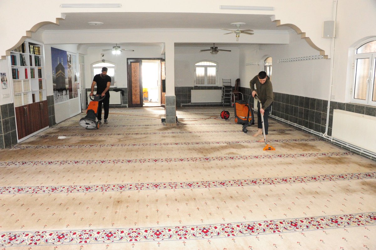 fcalkaya35's tweet photo. 20 yıldır her Ramazan Ayından önce Belediyemizin yaptırdığı gibi bu yılda ilçemizdeki Cami ve Mescitlerimizin temizliğini yaptırdık. Şimdiden Hayırlı Ramazanlar diliyorum. https://t.co/cG4zH9Twe7