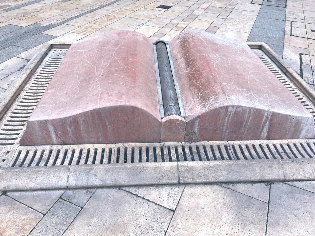The Budapest book fountain wasn’t fountain-ing when we saw it, but still a pretty good way to mark #WorldBookDay 📚📚📚