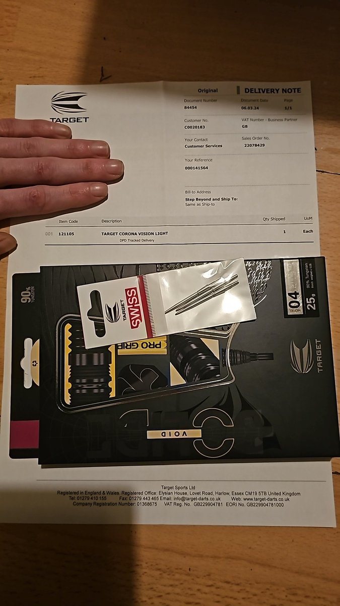 terminator91gb's tweet photo. @TargetDarts @RobCross180 Don't order from these, they are clearly all braindead, spend £80 on a light and they send me a POS set of darts worth half the price of what I spent... Good one target. Then due to "unprecedented demand" noone gets back to you. https://t.co/IkewpugKaa
