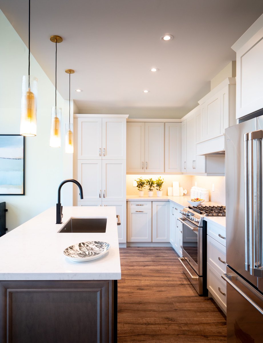 geraniumhomes's tweet image. The key to the ideal kitchen? 
🔑 Elegant granite countertops
🔑 Undermount sinks 
🔑 Stainless steel appliances 
Learn more about how we build at geranium.com
📷  Courts of Canterbury, our community in Port Perry.
#homesbygeranium #howwebuild #newhomes