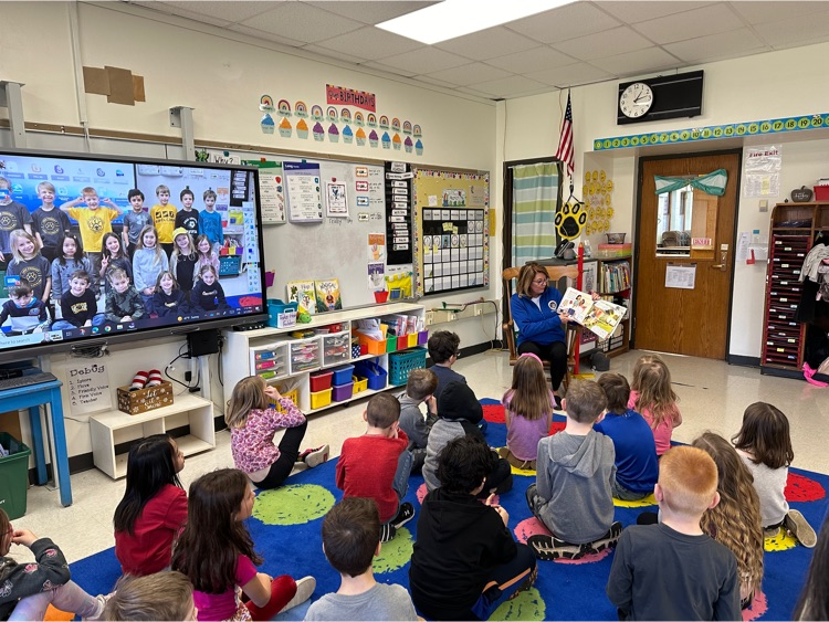 HFLLima's tweet photo. Enjoying a story and visit with Senator Pam Helming! #WEareHFL https://t.co/7vX5MTFaUt