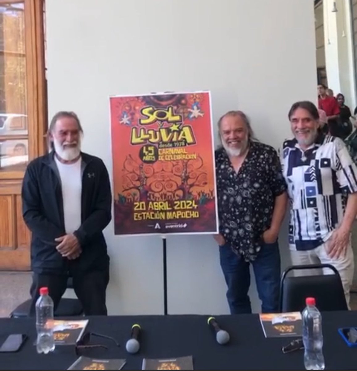 Sol y Lluvia con formación histórica presenta cancionero en Estación Mapocho.
Se viene sorpresas,
Abrazos