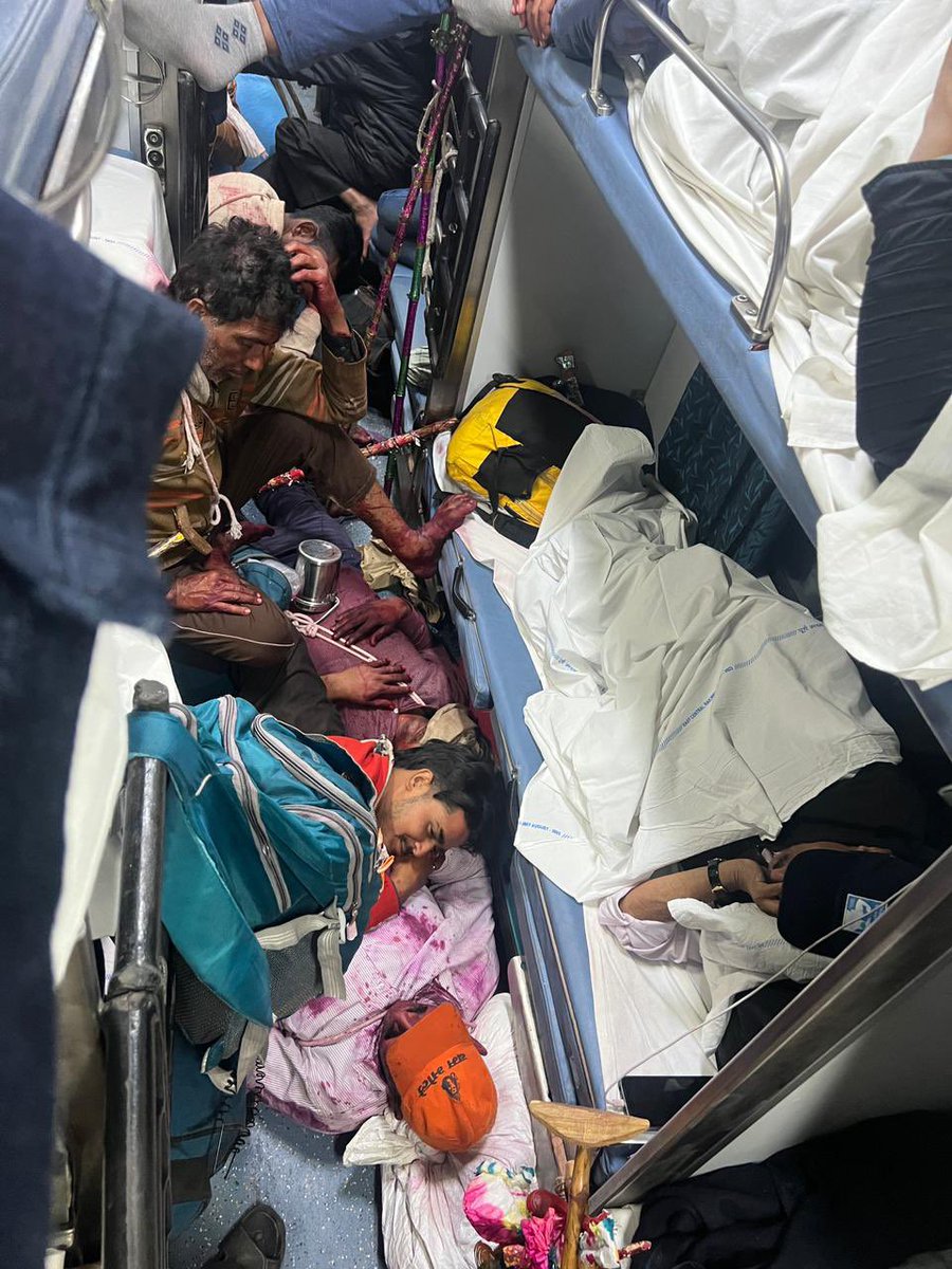 AslamShl's tweet photo. This is train no 02569 from darbhanga to new delhi special train coach no B7 AC. After complain on rail madad no action has been taken till now after more than 3 hours, @RailMinIndia @DrAshwani_Kumar @narendramodi @IndianRailMedia @RailMinistry_in https://t.co/xWcjQxHQIH