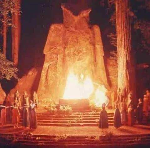 SIUKRA12's tweet photo. R.R.
The Bohemian Grove
El Gran Búho de Bohemia es un búho de 45 pies en California donde la "Ultra Elite" realiza rituales y sacrificios de sangre de hombres, mujeres y especialmente niños. El búho representa a Moloch y está muy relacionado con el culto a Saturno... https://t.co/mRohv0oPU5