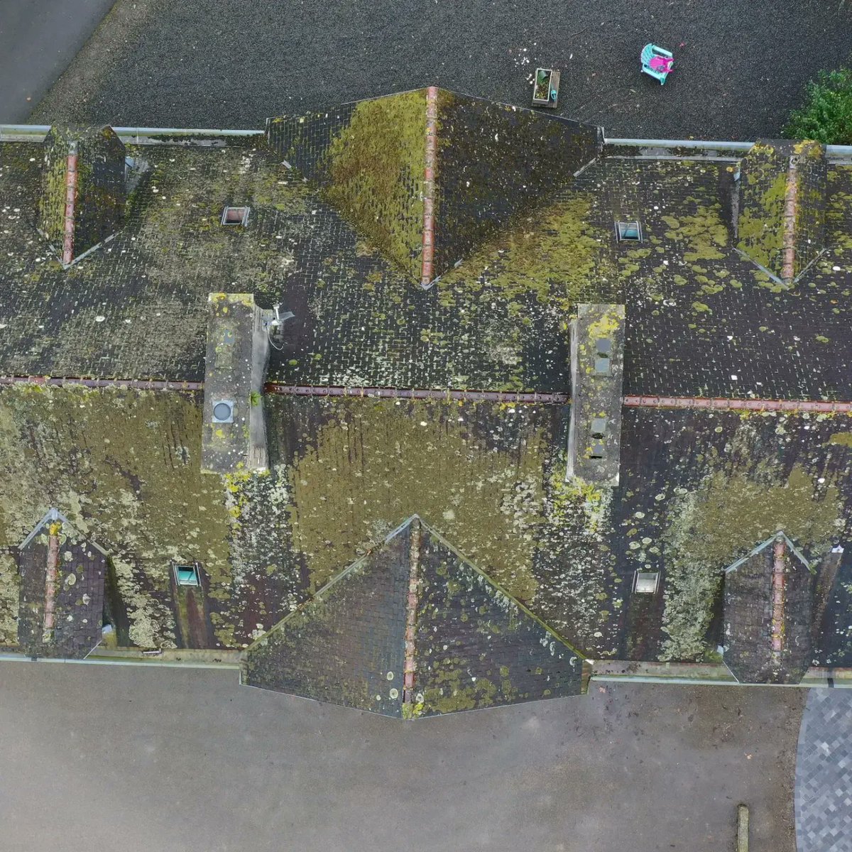 FlashDrone's tweet photo. 📸 Toiture avant l'intervention avec le drone puis 2 jours après.
Il faudra quelques semaines pour tout éliminer avec l'action mécanique des pluies 💦 https://t.co/Bc6WqWIHy9