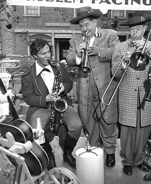 laurelHardyNews's tweet photo. Laughter fans, do you recognise this famous face jamming with #StanAndOlle on the set of #Jitterbugs as he took a break from filming Jane Eyre?
#LaurelAndHardy
#StanLaurel
#OliverHardy
@ArthurStanleyJ
@ONorvellHardy https://t.co/bSgUKuqgpY