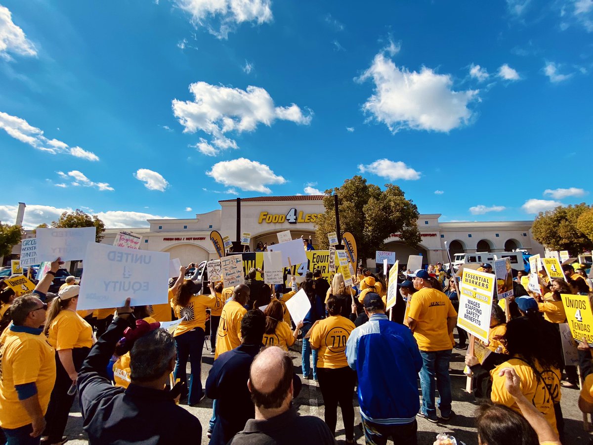 LALabor's tweet photo. 🛒HAPPENING NOW🛒 Our siblings at Food 4 Less are fighting @kroger for better wages and safer stores! #LALabor stands in solidarity with our essential grocery workers. https://t.co/JeFFg4qHUh