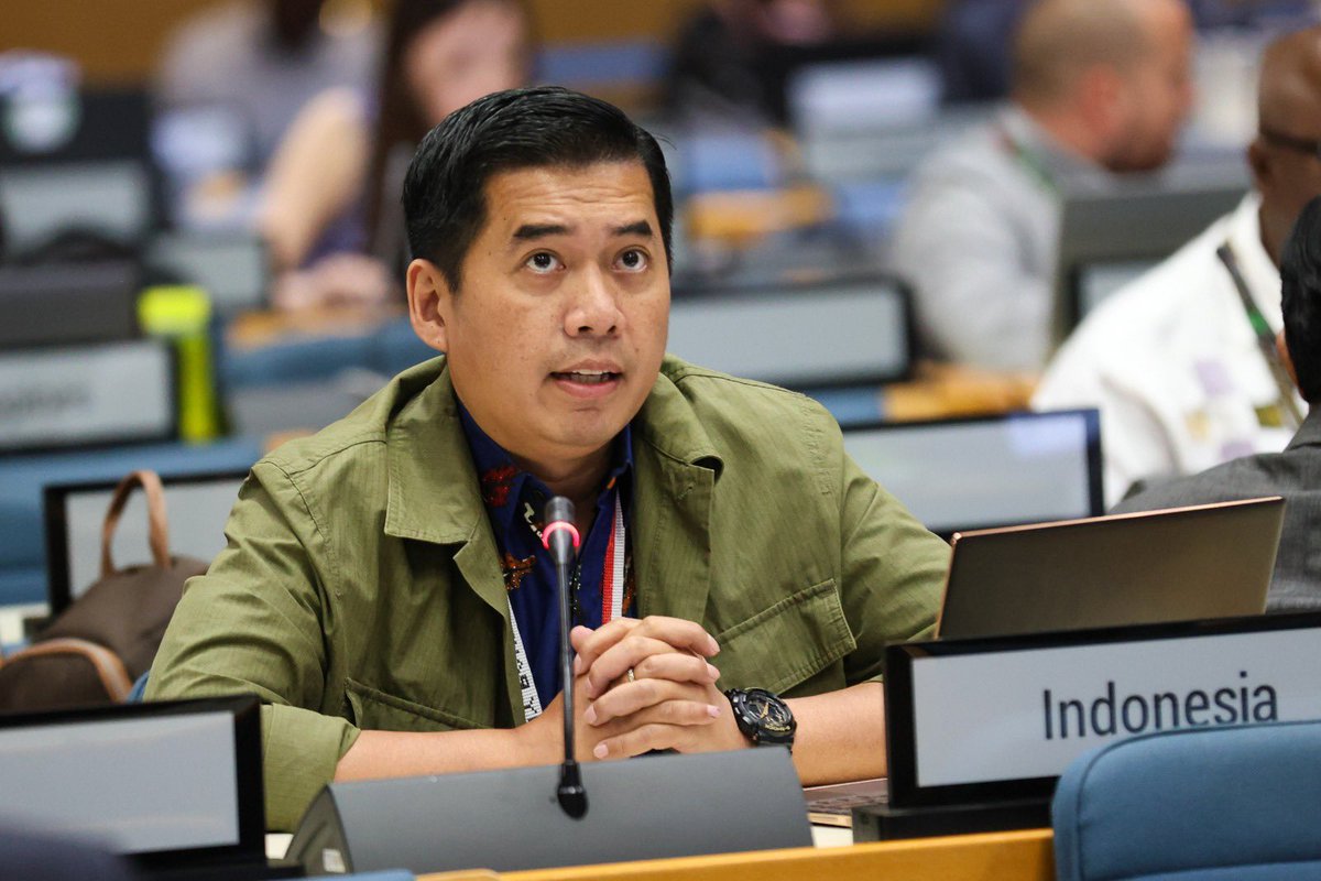 drahdiansyah's tweet photo. Deep in drafting mode at OECPR.

📸: IISD/ENB https://t.co/VxJccoXZVZ