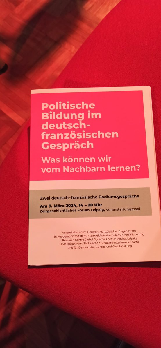 Spannende Diskussionen, interessanter Austausch zwischen Expert:innen: In Leipzig diskutieren wir über Voraussetzungen, Probleme und Perspektiven politischer Bildung in 🇩🇪 und 🇫🇷. Denn #politischeBildung ist demokratiefördernd, unumgänglich, zukunftsweisend!