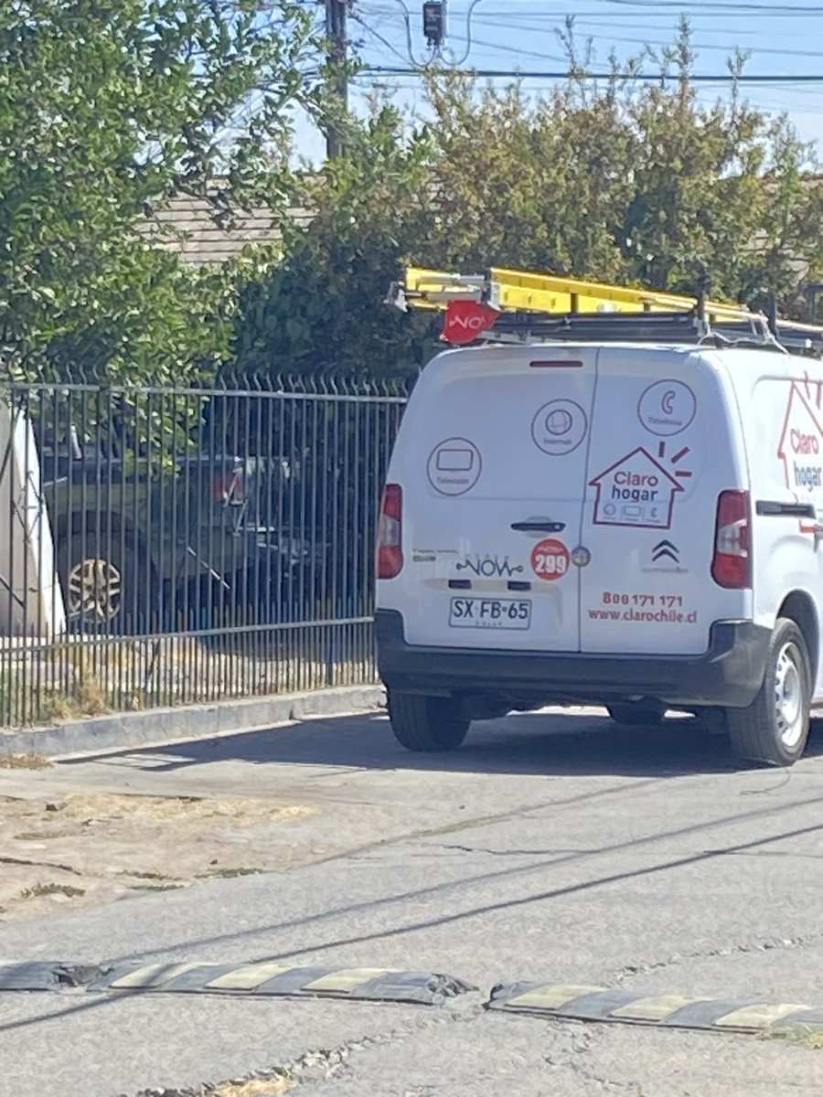 RubStella's tweet photo. Así dejan basura en los postes de “alumbrado” #peligro
@womchile @Enel_Informa_CL @EnelChile @SEC_cl  @SanJoaquinCity  hasta que ocurra un accidente ? https://t.co/0pG3X2CXs1