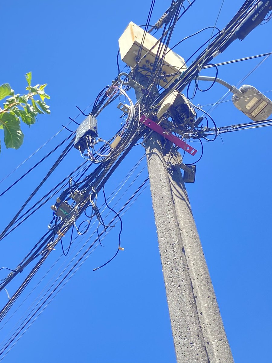 RubStella's tweet photo. Así dejan basura en los postes de “alumbrado” #peligro
@womchile @Enel_Informa_CL @EnelChile @SEC_cl  @SanJoaquinCity  hasta que ocurra un accidente ? https://t.co/0pG3X2CXs1
