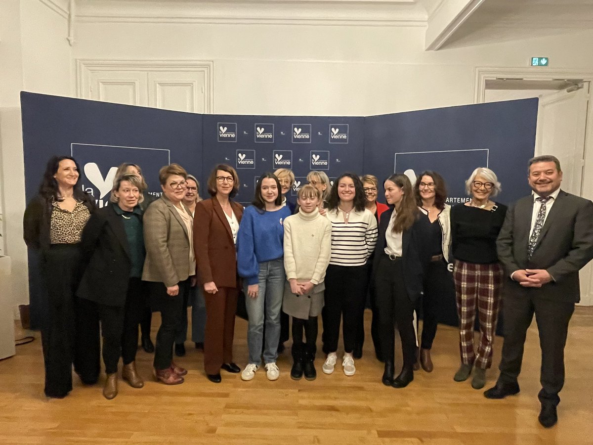 ✨ Soirée « Jeunes filles d’aujourd’hui, femmes de demain » dans le cadre la journée internationale des droits des femme. #8mars

L’occasion de mettre en lumière le parcours de 5 jeunes femmes de la #Vienne, actrices du territoire et engagées dans différents domaines. 👏
