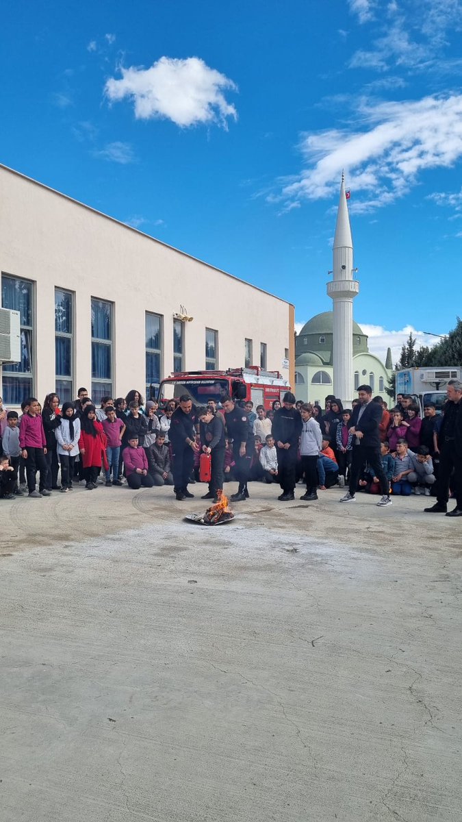 Mersin Büyükşehir Belediyesi  İtfaiye grup amirliği tarafindan öğrencilerimizle tatbikatı gerçekleştirildi.

<a href="/tcmeb/">Millî Eğitim Bakanlığı</a> <a href="/Yusuf__Tekin/">Yusuf Tekin</a> <a href="/MersinMEM/">Mersin İl Millî Eğitim Müdürlüğü</a> <a href="/fazilet_durmus/">Fazilet Öğretmen 🇹🇷</a>  <a href="/mut_mem/">Mut İlçe MEM</a> <a href="/HarunHalifeoglu/">Harun HALİFEOĞLU</a>