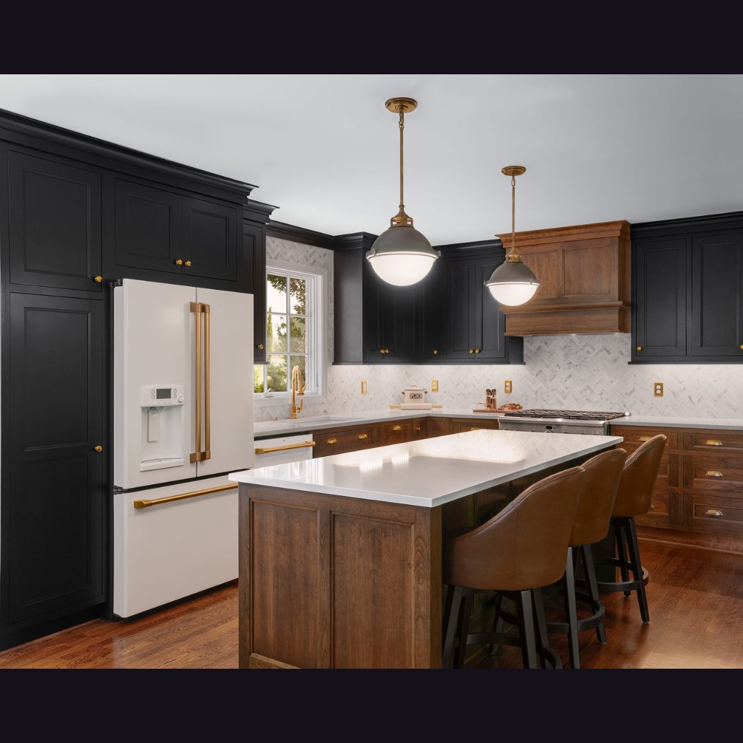Dreaming of a kitchen that's both stylish and functional? Look no further than this stunning design! 

Want to know more about how to achieve this look in your own home? Give us a call today!
.
.
.
 #luxurykitchen #customkitchens #customcabinets #interiordesign #kitchendesign