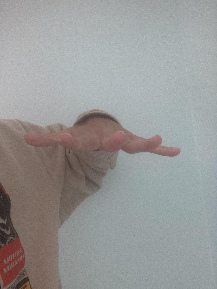 GabrielPsb's tweet image. Tentei o desafio da mão, fui por um lado mais metodológico talvez, não queria simplesmente copiar o desenho e sim entender a estrutura da mão. Mas tá aí  #handchallenge