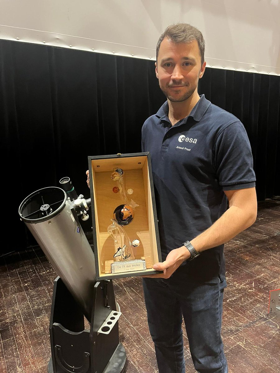 En clôture de l'événement, Jean-Michel Wierniezky, souffleur de verre à <a href="/Polytechnique/">École polytechnique</a>, remet à <a href="/Arno_astro/">Arnaud Prost</a> une magnifique sculpture personnalisée intitulée "De l'X aux étoiles" qui illustre son parcours 👇