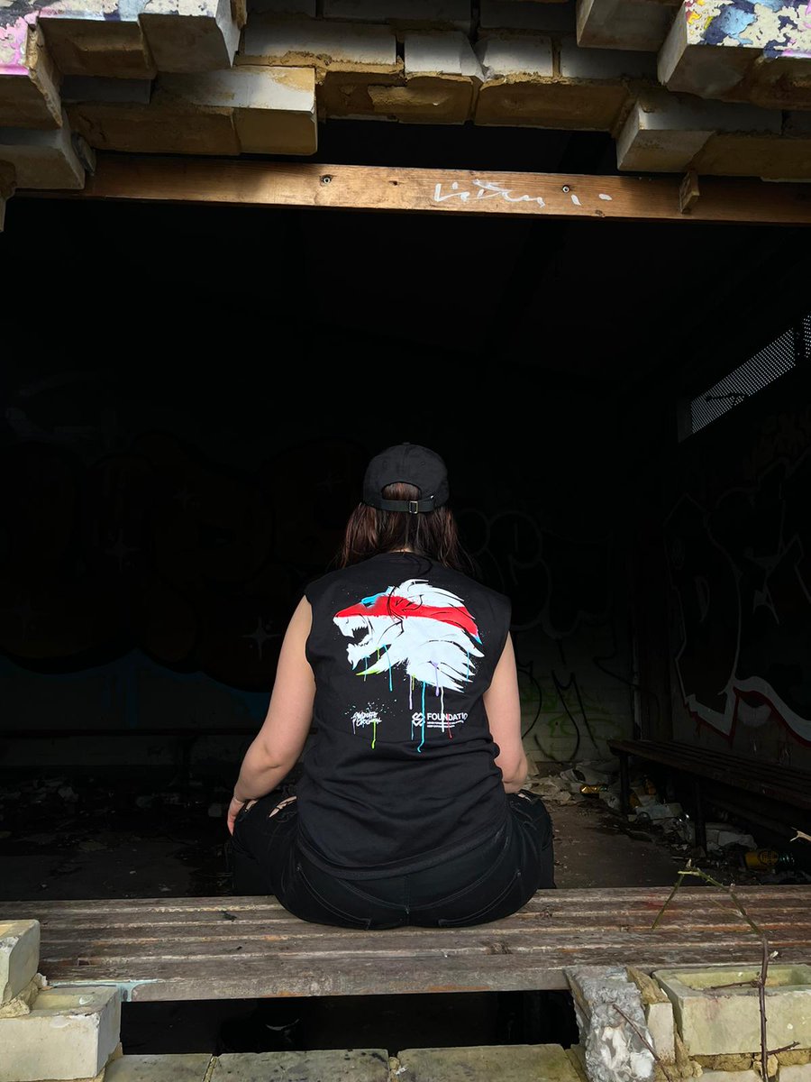 Georgia__Sian's tweet photo. @Syndicate 
This is where you do a @SyndicateOG Abstract Photoshoot 😆🎨
Honestly though I am in love with the Abstract Tank top. 
#syndicateoriginal #lifeoftom https://t.co/E7cnjxcqG9