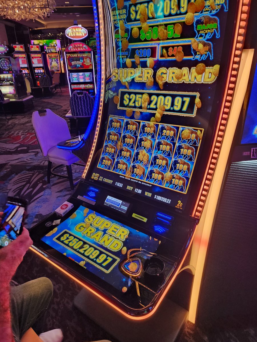 ChrisFrusci's tweet photo. @LasVegasLocally @VitalVegas 
Witnessed a $250k jackpot at @Cosmopolitan_LV  on a $2 bet and a $14,000 jackpot @AriaLV on a $1.80 bet this week. Not a bad ROI! https://t.co/My1OAwHhfV