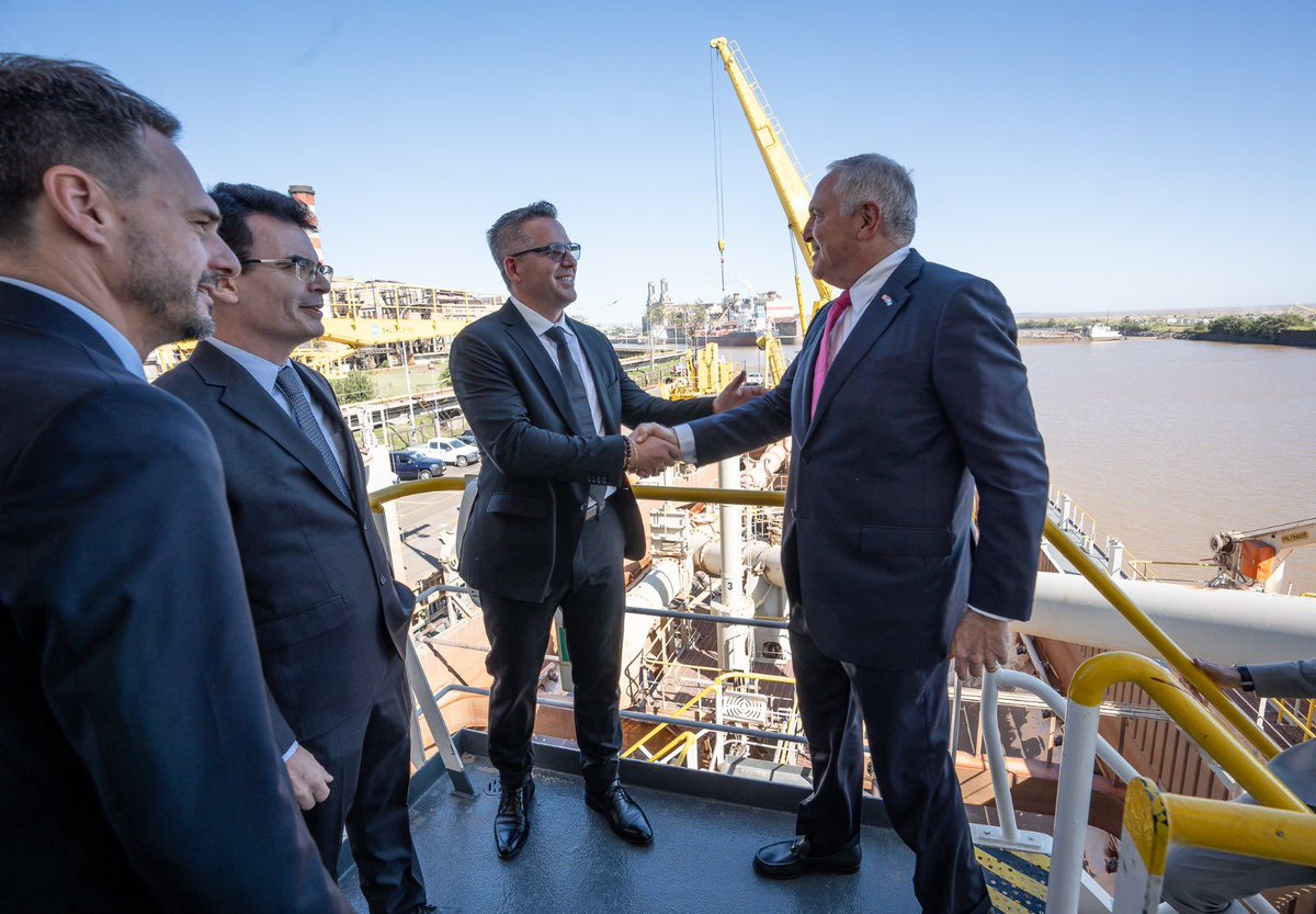 AgrupVyBPtoBsAs's tweet photo. Ntro referente @SalomDiego participó junto a y Marc Stanley,@USAmbassadorARG , Gastón Benvenuto Interventor @AGPuertos y Mauricio Gonzalez Botto, Secr. de Empresas y Soc. del Estado de la presentación del Mou entre la AGPSE-Cuerpo de Ingenieros del Ejército de los EEUU (USACE) https://t.co/CWweNWn4et
