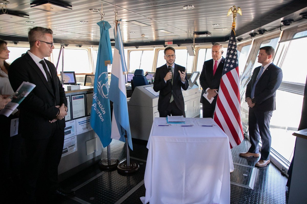 Ntro referente <a href="/SalomDiego/">Diego Salom</a> participó junto a y Marc Stanley,<a href="/USAmbassadorARG/">Embajador de EEUU en Argentina</a> , Gastón Benvenuto Interventor <a href="/AGPuertos/">AGP</a> y Mauricio Gonzalez Botto, Secr. de Empresas y Soc. del Estado de la presentación del Mou entre la AGPSE-Cuerpo de Ingenieros del Ejército de los EEUU (USACE)