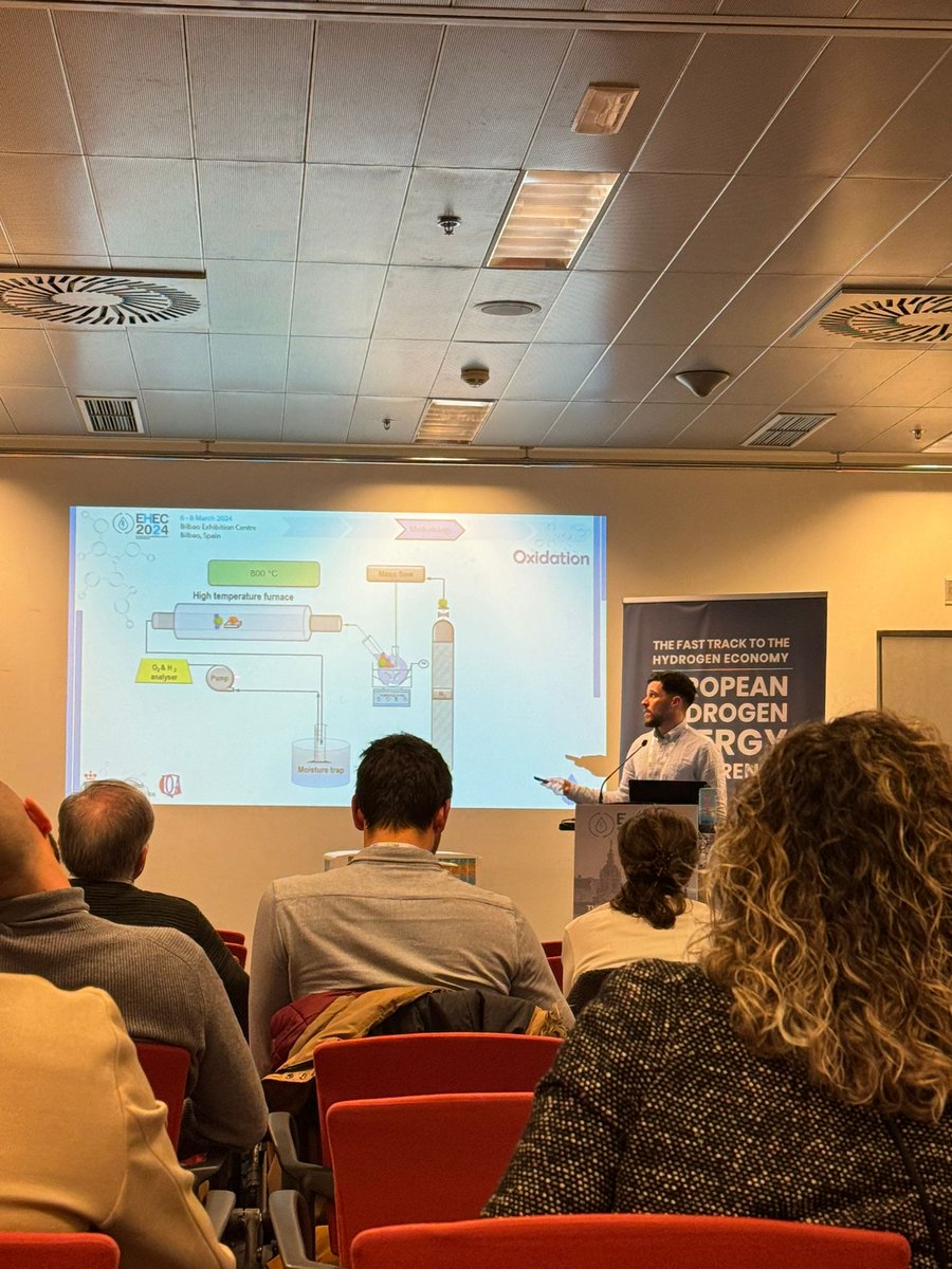 Alejandro Pérez mostrando sus resultados de producción de #hidrogenoverde con #ciclostermoquimicos en #ehec2024