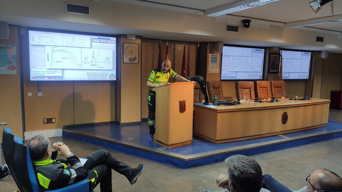 SAMUR_PC's tweet photo. Hoy ha tenido lugar en nuestra Base Central una nueva Sesión Clínica de Enfermería en la que nuestros compañeros enfermeros nos han contando 4 casos clínicos y se ha puesto en común evidencia científica y procedimientos asistenciales. https://t.co/FaNFsLCMhf