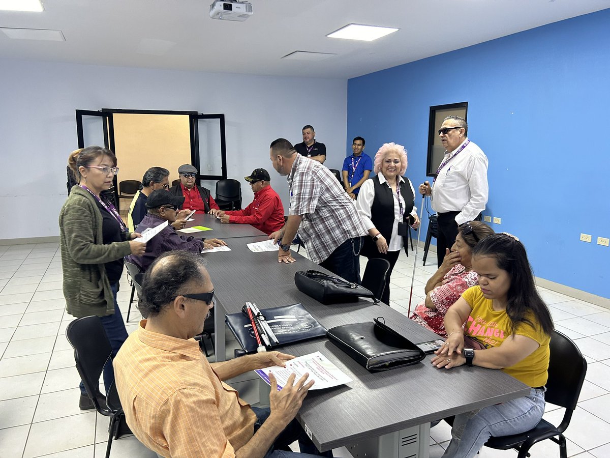 maldonadomex's tweet photo. Integrantes de #ComitéMunicipal #PiedrasNegras @CMEPiedrasNCoah y personal de @01JDE_INECoah socializan #Convocatoria #ObservadoresElectorales en #FormatoBraille a compañeros con #PCDVisual en #DifMunicipal @MariSaucedo19 @jccr11 @letybravoo @BeatrizRodvi
Nota: fotografía con texto alternativo para Personas con discapacidad visual.