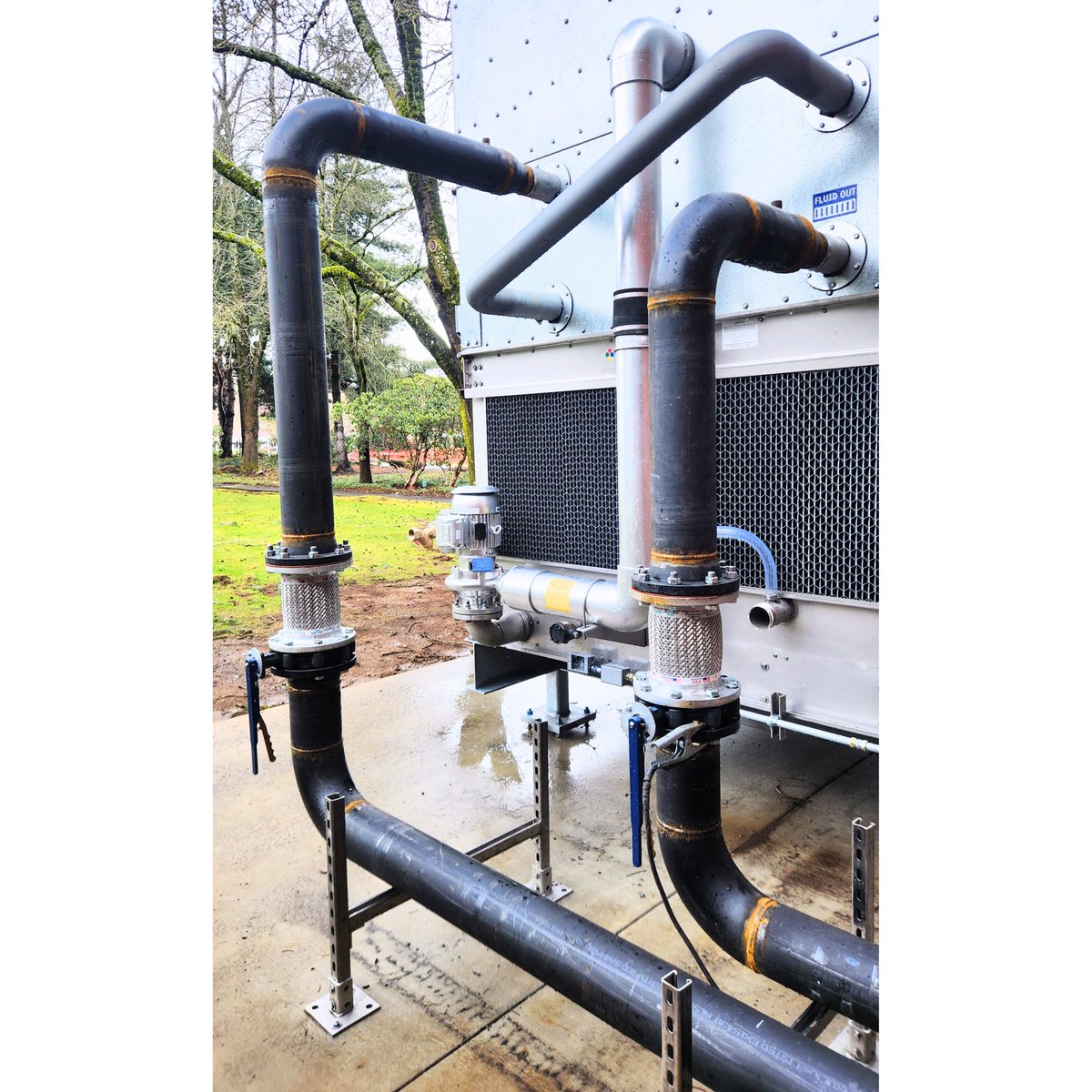 JRTMechanical's tweet photo. Our service team recently replaced a cooling tower down at Daimler!

Swipe to see the new unit getting placed.

- https://t.co/n7s9GtDNp7