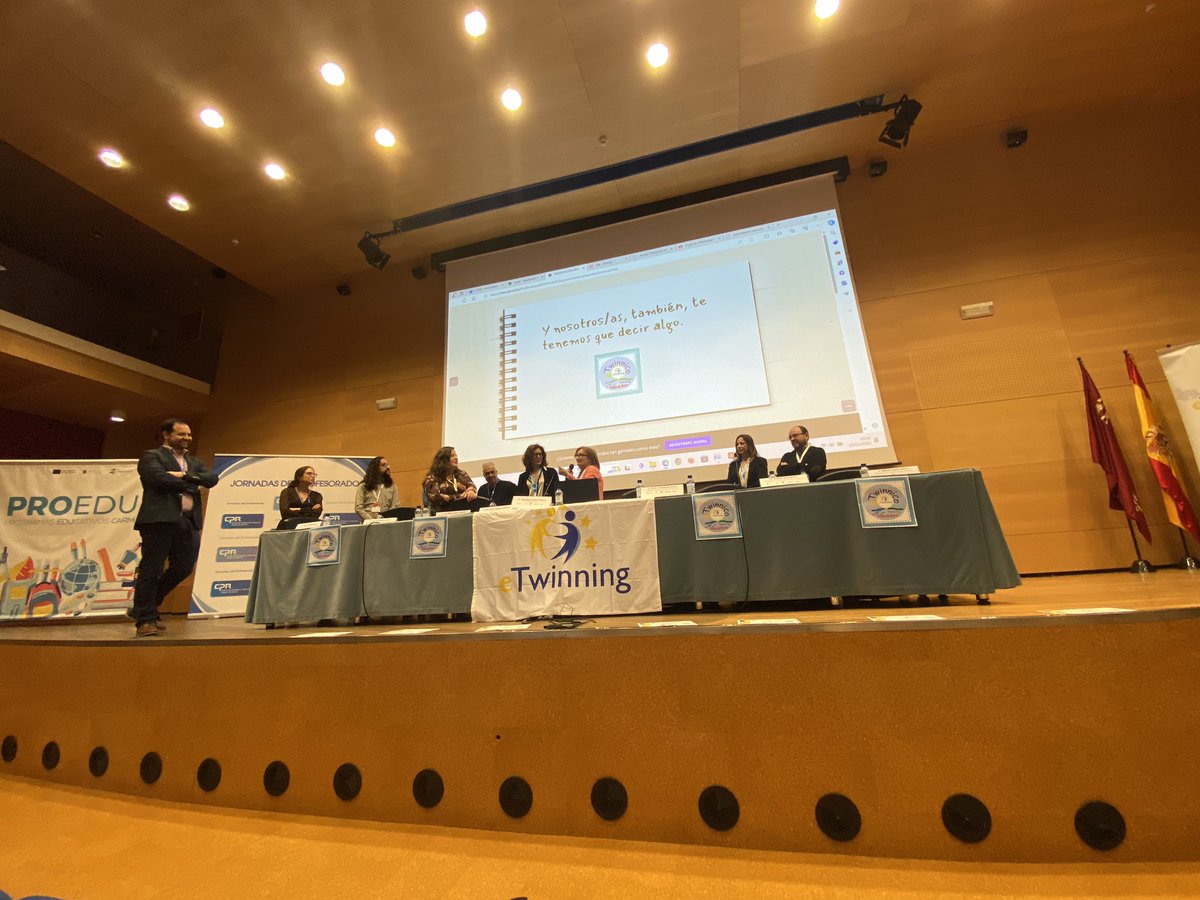 alfonsomayor's tweet photo. Emocionantes Jornadas Regionales eTwinning 2024 en la Región de Murcia con más 200 docentes y el gran equipo de Embajadores ETwinning @eTwinnico en su X Aniversario y que ha reconocido la trayectoria de @magpano en @eTwinning_es #JornadaseTwinningRM24 https://t.co/jwygXHZYzS