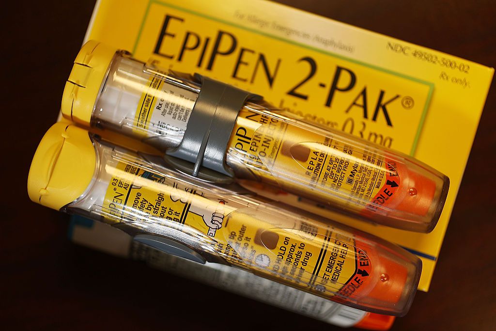 EpiPens are toxic in space and NASA didn't know! In fact, a group of elementary school students figured it out. Here's the story 🧵